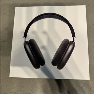 Apple AirPods Max with Smart Case in Space Gray